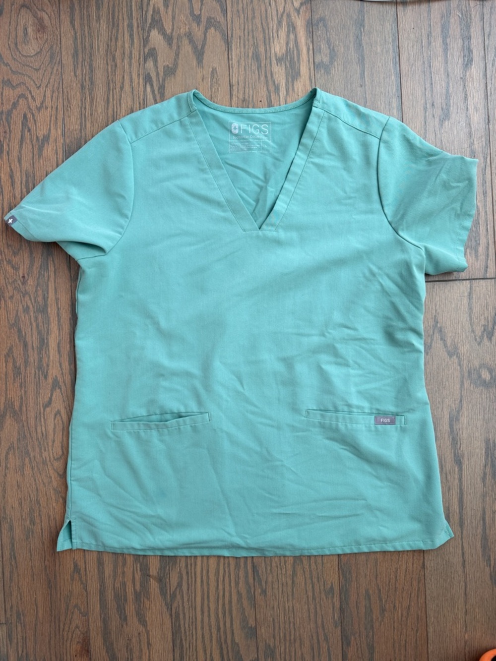 FIGS casma two pocket scrub top in Jade